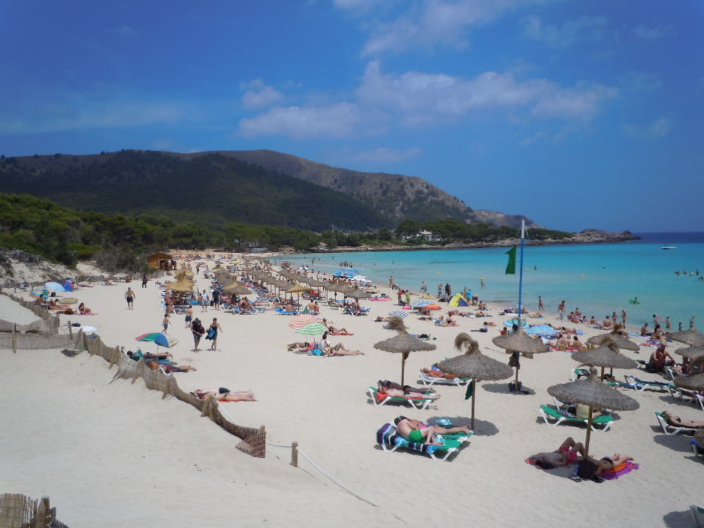 Cala Agulla - en fantastisk strand med karaktär och svalkande blått vatten