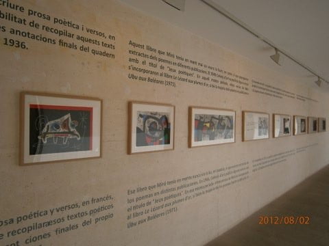 En av väggarna på museet