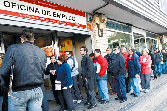 Köerna med arbetssökande är långa - 4.907.817 personer är öppet arbetslösa i Spanien