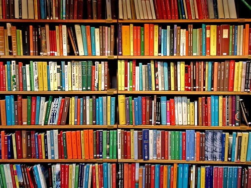 En exemplariskt fullproppad bokhylla på Stockholms stadsbibliotek
