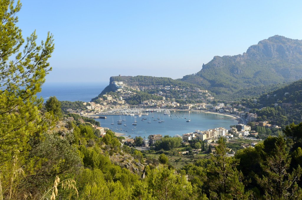Underbar vy över Puerto de Soller. Med tornet på berget i bakgrunden