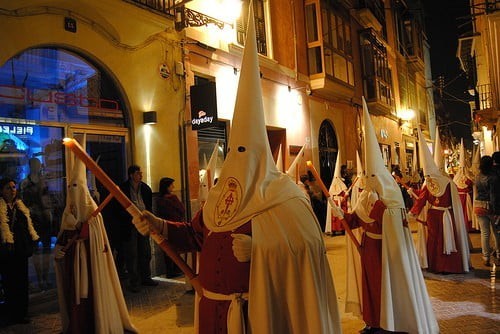 Ett av alla brödraskap som går i procession genom Palma under påsken