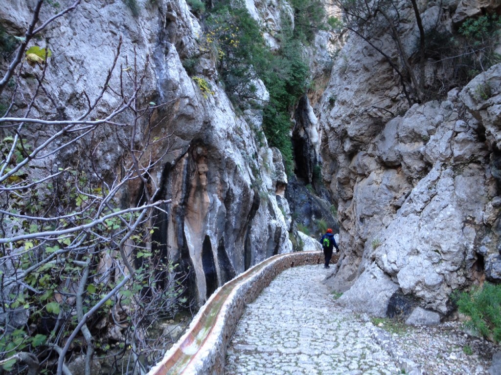 Vackra stenlagda vägar i Serra de Tramuntana-bergen på Mallorca