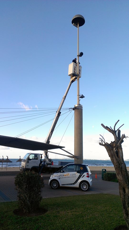 Installatörer från Mallorcawifi.com förbereder det nya Wi-Fi-nätet på Playa de Palma