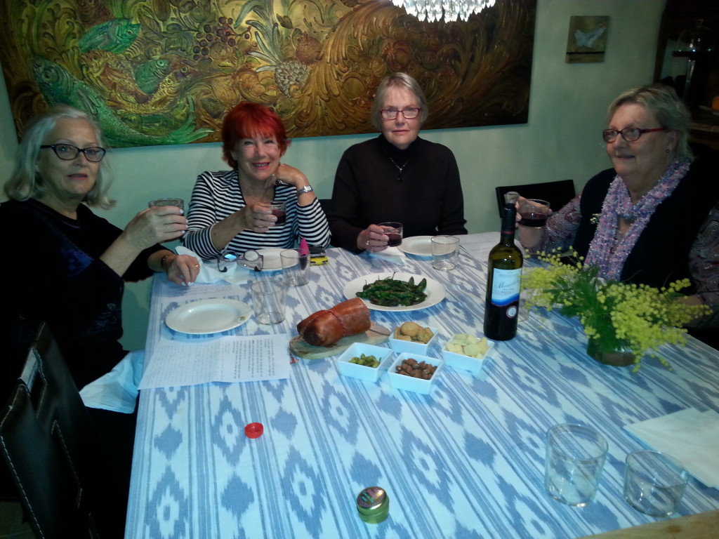 Goda smårätter och ett glas vin innan själva matlagningen drar igång